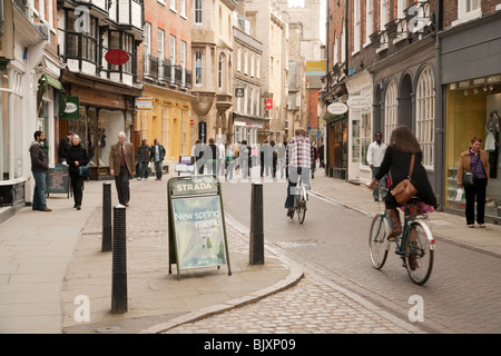 Radfahrer auf Trinity Street, Cambridge, UK Stockfoto