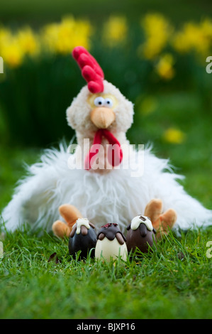 Flauschige Ostern Huhn Kuscheltier und Schokolade Ostereier. Großbritannien Stockfoto