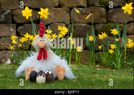 Flauschige Ostern Huhn Kuscheltier und Schokolade Ostereier. Großbritannien Stockfoto