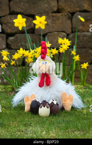 Flauschige Ostern Huhn Kuscheltier und Schokolade Ostereier. Großbritannien Stockfoto