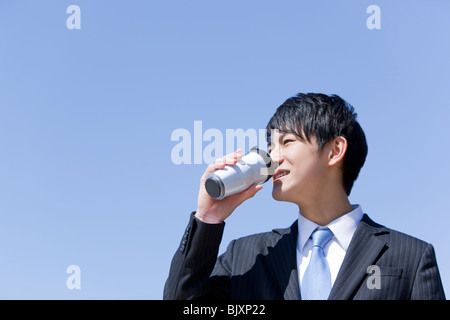 Junger Geschäftsmann Kaffeetrinken Stockfoto