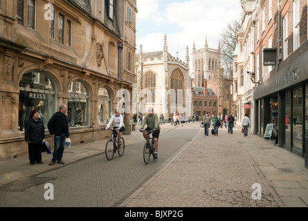 Radfahrer auf Trinity Street, Cambridge, UK Stockfoto