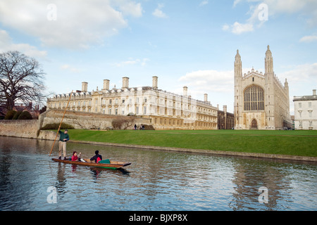 Cambridge stochern; Stochern auf dem Fluss Cam von Clare College und Kings College Chapel, Cambridge UK Stockfoto