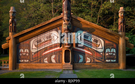 Clan Haus und Totem Pole an Totem Bight State Historical Park, Ketchikan, Alaska. Stockfoto