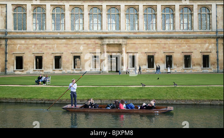 Bootfahren auf dem Fluss Cam vorbei an Neviles Court, Trinity College im Hintergrund, Cambridge, UK Stockfoto