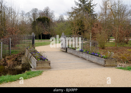 Weg in den englischen Garten, Petit Trianon, Schloss von Versailles, Paris, Frankreich. Stockfoto