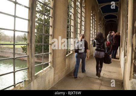 Studenten über die Seufzerbrücke, St Johns College, Universität Cambridge, Cambridge, UK Stockfoto