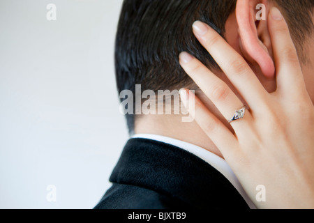 Hand einer jungen Frau, die das Gesicht des Mannes zu berühren Stockfoto