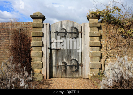 Robuste alte hölzerne Gartentor ohne Eintrag Zeichen und große Messing Scharniere, Sussex England UK Stockfoto