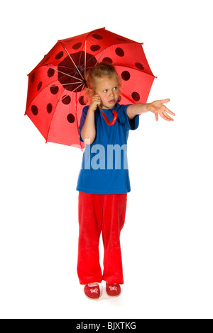 Blondes Mädchen mit Marienkäfer-Regenschirm isoliert auf weiß Stockfoto