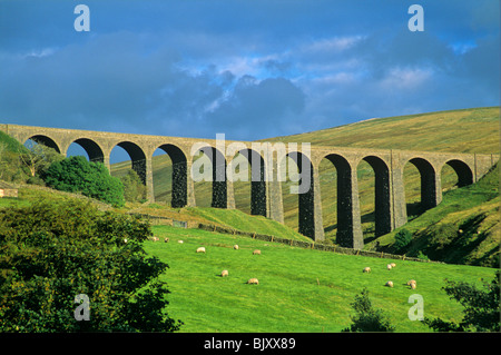 Eisenbahn-Viadukt im Dentdale-Tal entlang der Dales Weg Wanderweg in der Nähe von Cowgill, Cumbria, England Stockfoto