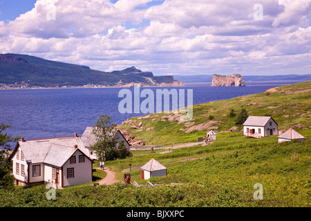 Eine Aussicht auf Perce Rock und dem Festland von Parc National de I'lle-Bonaventure-et-du-Rocher Perce Quebec Kanada Stockfoto