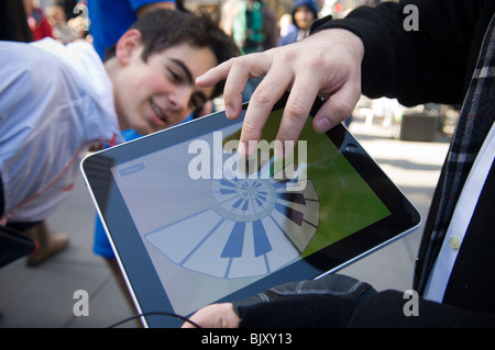 Ein iPad-Käufer zeigt eine Musikinstrument-app für das iPad bei der Veröffentlichung des lang erwarteten Apple iPad. Stockfoto