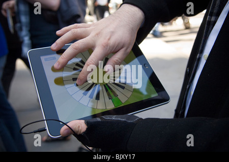 Ein iPad-Käufer zeigt eine Musikinstrument-app für das iPad bei der Veröffentlichung des lang erwarteten Apple iPad. Stockfoto