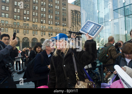 Käufer bei der Veröffentlichung des lang erwarteten Apple iPad in New York Stockfoto