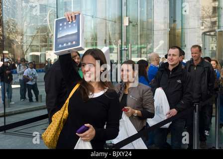 Käufer bei der Veröffentlichung des lang erwarteten Apple iPad in New York Stockfoto