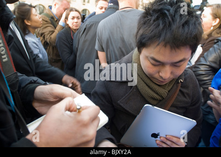 Käufer bei der Veröffentlichung des lang erwarteten Apple iPad in New York Stockfoto