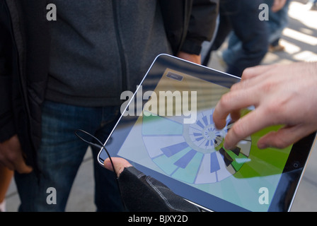 Ein iPad-Käufer zeigt die Magic Piano app für das iPad bei der Veröffentlichung des lang erwarteten Apple iPad. Stockfoto