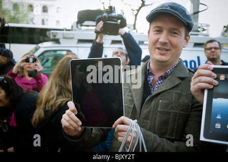 Käufer bei der Veröffentlichung des lang erwarteten Apple iPad in New York Stockfoto