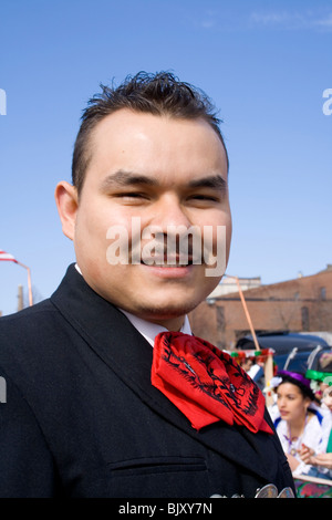 Robust schöner Hispanic Mann tragen traditionelle mexikanische Festtagskleidung. Cinco De Mayo Fiesta St Paul Minnesota USA Stockfoto