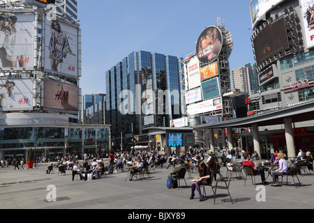 Yonge-Dundas Square, Times Square von Toronto Stockfoto