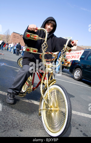 Spanische jungen Alter von 13 Jahren Reiten vergoldete Fahrrad Werbung Lowrider Auto Ausstellung. Cinco De Mayo Fiesta St Paul Minnesota USA Stockfoto