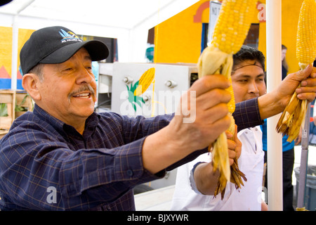 Hispano-Amerikaner Essen Händler verkaufen ihre geröstete Maiskolben Alter 60 und 18. Cinco De Mayo Fiesta St Paul Minnesota USA Stockfoto