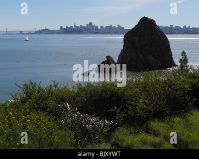 Die Skyline von San Francisco mit der Needles Felsformation, Sausalito CA Stockfoto