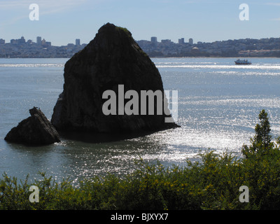 Die Skyline von San Francisco mit der Needles Felsformation, Sausalito CA Stockfoto