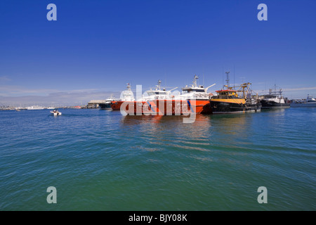 Offshore-Öl-Rig-Service Boote im Hafen von Fremantle, Western Australia. Schiffe vor Anker im Hafen von Fremantle zu liefern. Stockfoto