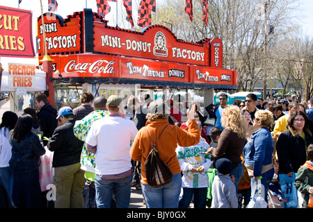 Menschenmassen in der Schlange für Lebensmittel an die bunten Verkaufsstände. Cinco De Mayo Fiesta St Paul Minnesota USA Stockfoto
