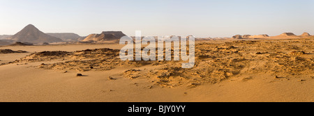 Panorama-Aufnahme Wüstenboden und Berge auf dem Weg zum Gilf Kebir Bereich, westliche Wüste Ägyptens Stockfoto