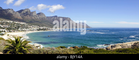 Camps Bay Beach in der Nähe von Kapstadt, in der Provinz Westkap in Südafrika. Stockfoto