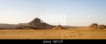 Panorama-Aufnahme Wüstenboden und Berge auf dem Weg zum Gilf Kebir Bereich, westliche Wüste Ägyptens Stockfoto