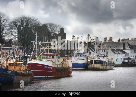 Jakobsfischerboote im Hafen von Kirkcudbright liegen im Schatten von McLellans Burg Stockfoto