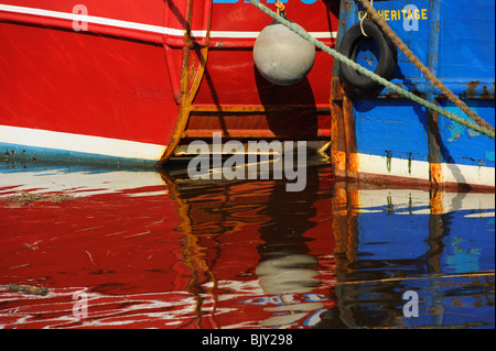 Leuchtend rot und blau Reflexionen der Fischerei Schiffskörpern Kirkcudbright Hafen, Dumfries und Galloway, SW Schottland Stockfoto