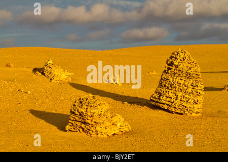 Die Pinnacles, Nambung National Park, Western Australia. Erodierte Kalksteinformationen in einer Sandwüste Stockfoto