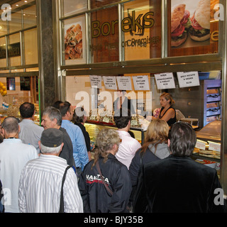 Kunden, die warten auf BOREKS IN MELBOURNE'S Queen Victoria Market in Melbourne VICTORIA AUSTRALIEN ZU SEIN Stockfoto