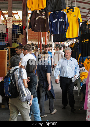 Sport SHIRTS AUF DEM DISPLAY IM INNENRAUM von Melbourne's Queen Victoria Market in Melbourne VICTORIA AUSTRALIEN Stockfoto