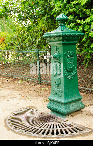 Wasserpumpe und Wasserhahn auf Mars Felder, Paris, Frankreich Stockfoto