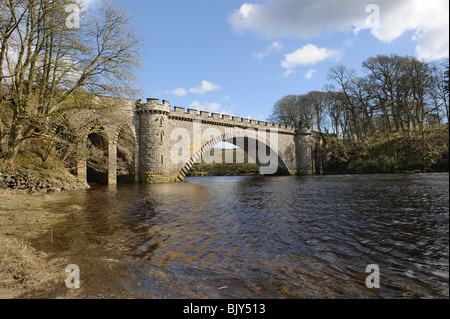 Die Tongland Bridge wurde von Thomas Telford über den Fluss Dee, Kirkcudbright, Dumfries und Galloway, Schottland, Großbritannien, errichtet Stockfoto