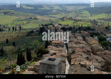 Ein spektakulärer Ausblick im Süden von den Dächern von der Via San Giovanni und die umliegende Landschaft von der Torre Grossa. Stockfoto