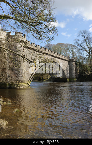 Die Tongland Bridge wurde von Thomas Telford über den Fluss Dee, Kirkcudbright, Dumfries und Galloway, Schottland, Großbritannien, errichtet Stockfoto