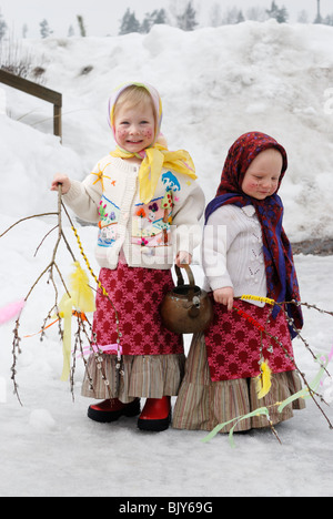 Kleine Mädchen als Osterhexen gekleidet (skandinavische Ostertradition fast wie Halloween) Stockfoto