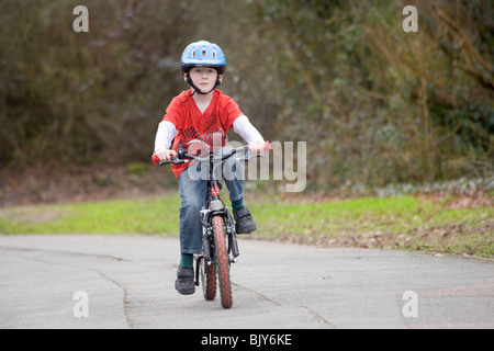 Junge mit dem Fahrrad Stockfoto