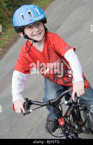 Junge mit dem Fahrrad Stockfoto