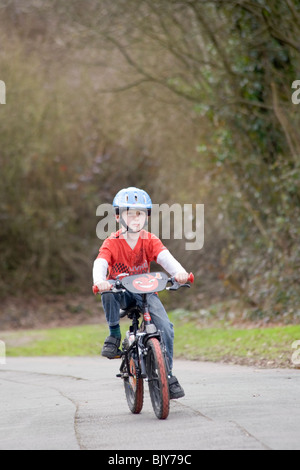 Junge mit dem Fahrrad Stockfoto