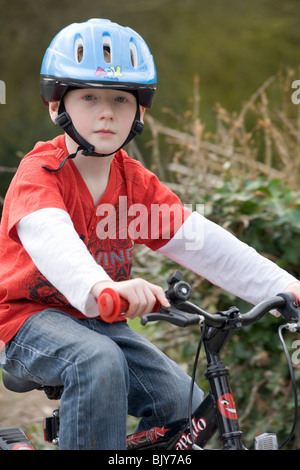 Junge mit dem Fahrrad Stockfoto