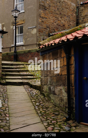 ROBIN HOOD BAY, NORTH YORKSHIRE, Großbritannien - 16. MÄRZ 2010: Pretty Narrow Street im Dorf Stockfoto