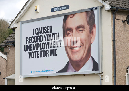 Konservative Partei 2010 allgemeine Wahlen reklametafeln an JC Decaux Website am Ende der Reihenhaus in Newport South Wales UK